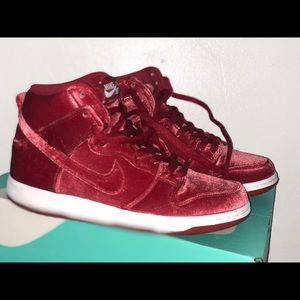 NIKE DUNK HIGH PREMIUM SNEAKER RED